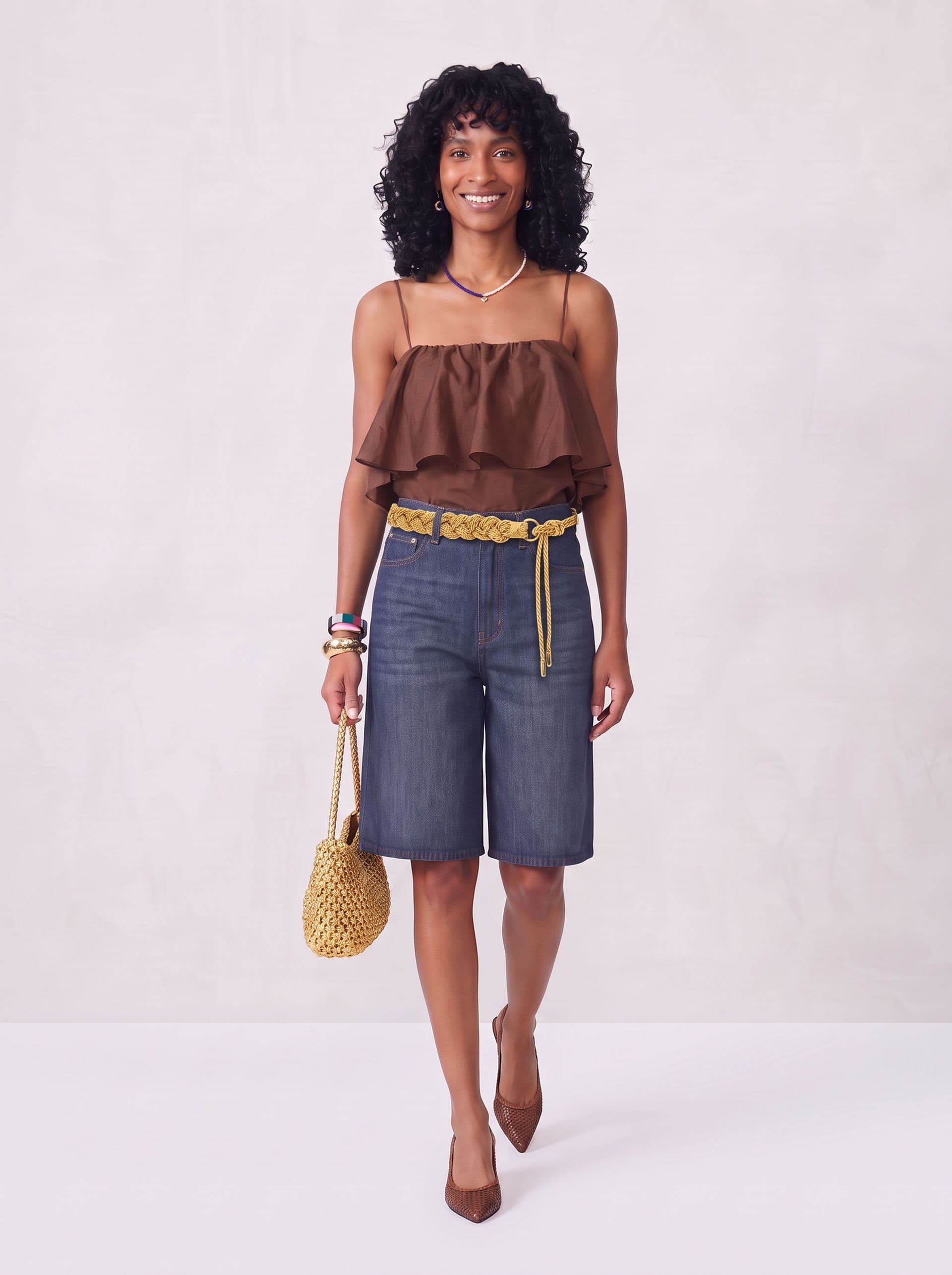 Bermuda Jeans e Cinto Dourado Trançado